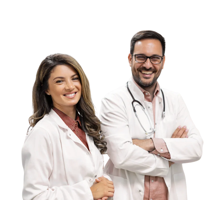 <mandatory_response_format>
Mulher sorrindo em uniforme branco segura prancheta | Cores: Branco (#FFFFFF), Cinza (#808080), Marrom Claro (#D2B48C)
</mandatory_response_format>